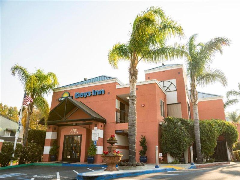 Days Inn By Wyndham Concord Extérieur photo