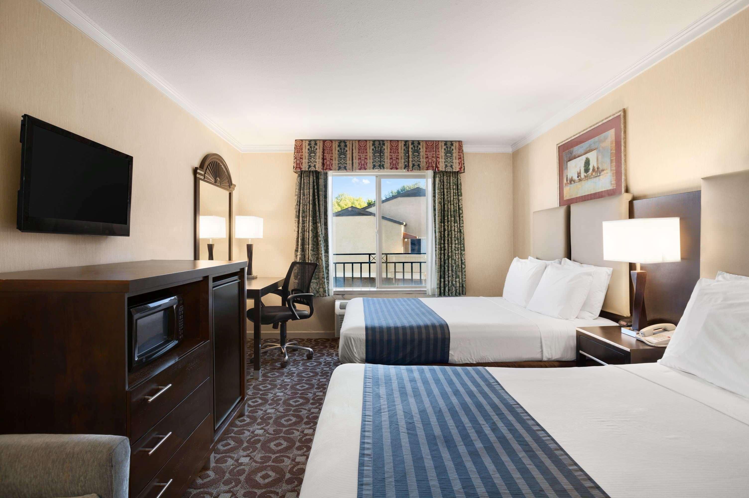 Days Inn By Wyndham Concord Extérieur photo