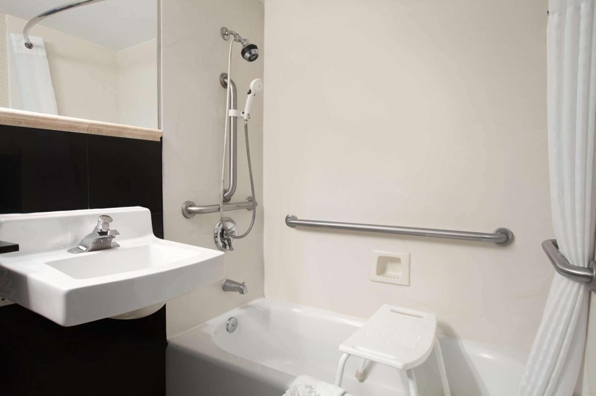 Days Inn By Wyndham Concord Extérieur photo